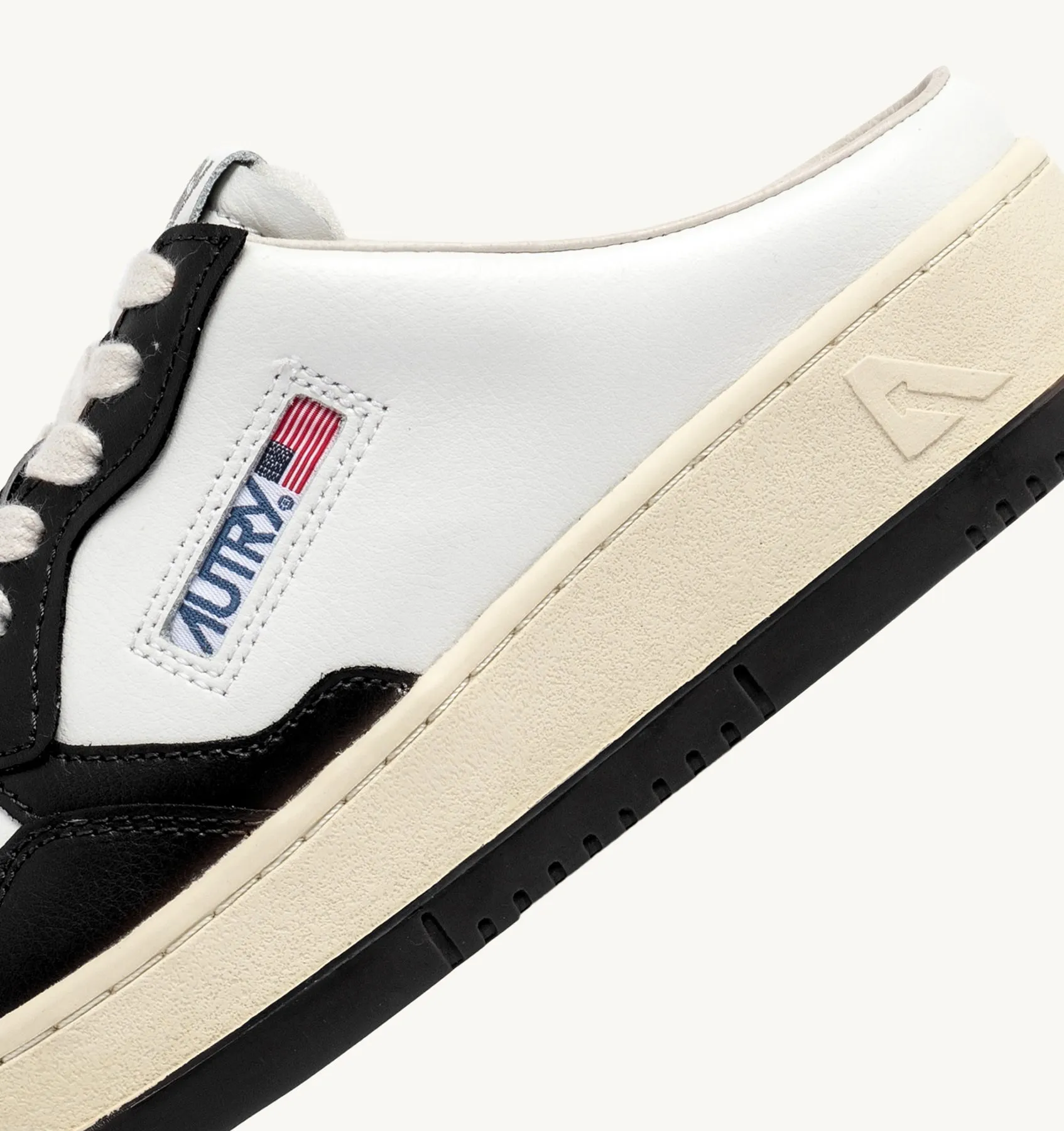 AUTRY NEW ARRIVALS MAN MAN  MEDALIST MULE SNEAKERS IN WHITE AND BLACK LEATHER