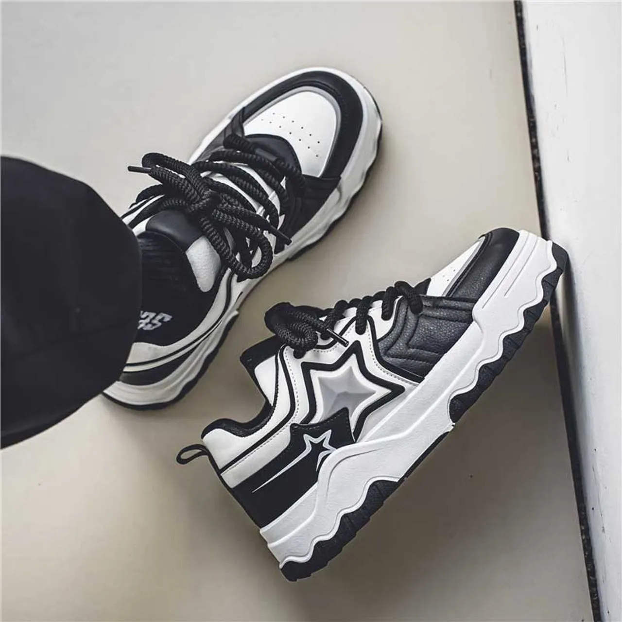 Black stripe star pattern sport shoe sneaker