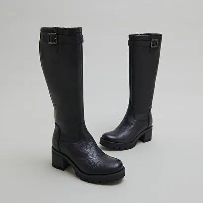 Boots with notched sole and buckle in black grained leather