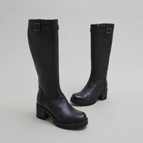 Boots with notched sole and buckle in black grained leather