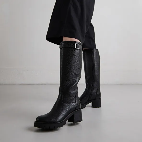 Boots with notched sole and buckle in black grained leather