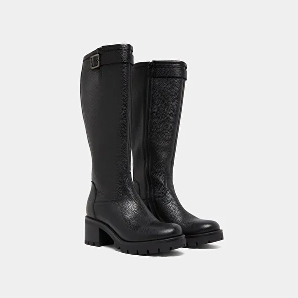 Boots with notched sole and buckle in black grained leather