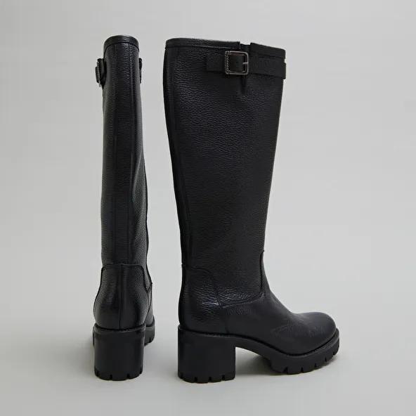 Boots with notched sole and buckle in black grained leather