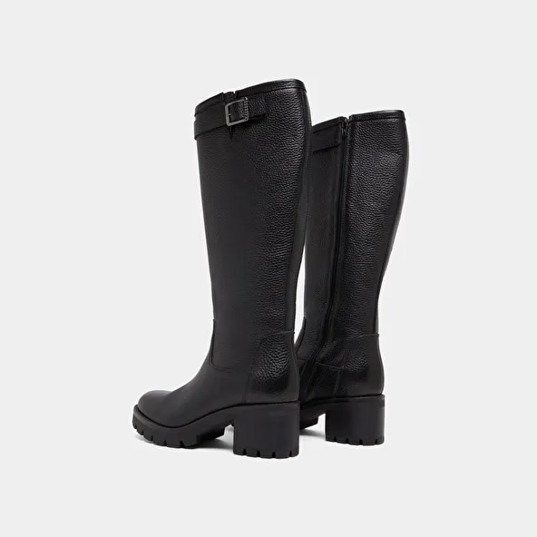 Boots with notched sole and buckle in black grained leather