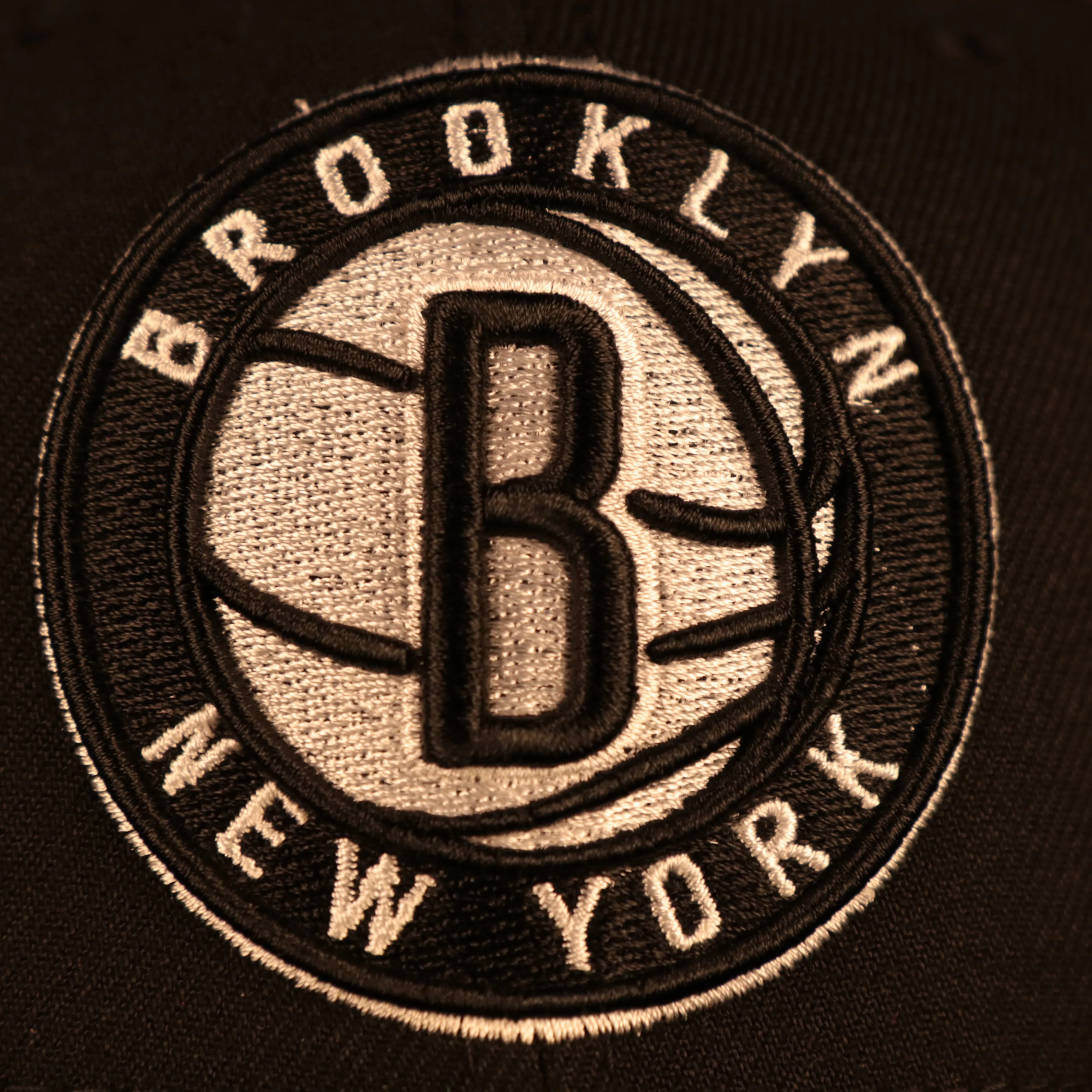 Brooklyn Nets City Cluster Side Patch Gray Bottom Black 59Fifty Fitted Cap