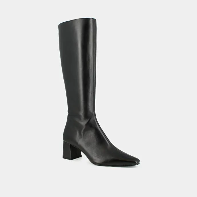 Heeled boots with pointed toes in black leather