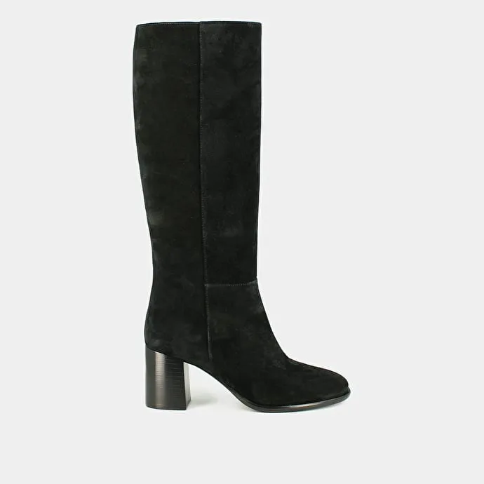 Heeled boots with rounded toes in black suede