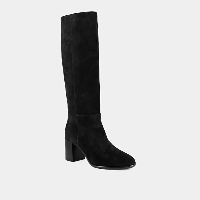 Heeled boots with rounded toes in black suede