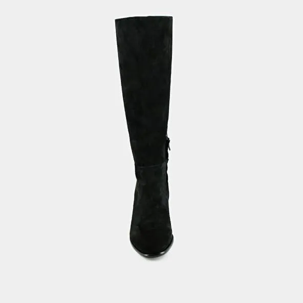 Heeled boots with rounded toes in black suede